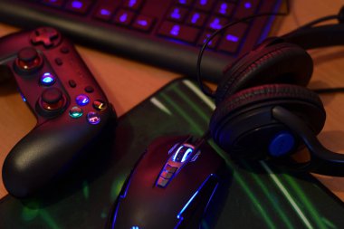 Kharkov, Ukrayna - 19 Ocak 2020: Gamesir G3s video oyun denetleyici ve ofis masasında A4tech klavye ve kulaklıklı Kanlı p93 oyun faresi