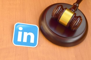 Kharkov, Ukrayna - 17 Şubat 2020: Linkedin kağıt logosu ahşap yargıç tokmağıyla kaplıdır. Eğlence davaları konsepti