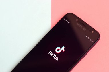 Kharkov, Ukrayna - 16 Şubat 2020: Samsung akıllı telefon ekranında Pastel arka planda Tiktok uygulaması. Tiktok Bytedance 'in sahip olduğu popüler bir video paylaşım sosyal ağ hizmetidir.