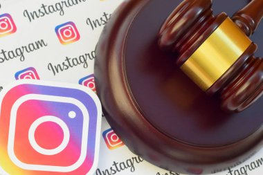 Kharkov, Ukrayna - 17 Şubat 2020: Instagram kağıt logosu ahşap yargıç tokmağıyla kaplıdır. Eğlence davaları konsepti