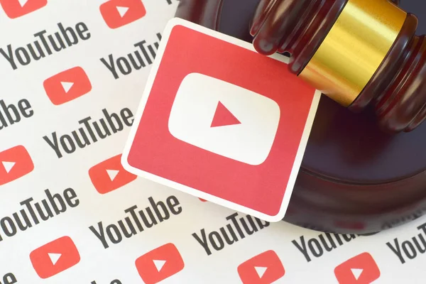Kharkov, Ukrayna - 17 Şubat 2020: Youtube kağıt logosu ahşap yargıç tokmağı ile birlikte. Eğlence davaları konsepti