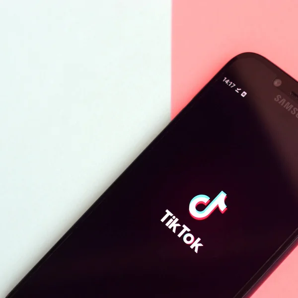 Харьков Украина Февраля 2020 Года Приложение Tiktok Экране Смартфона Samsung — стоковое фото