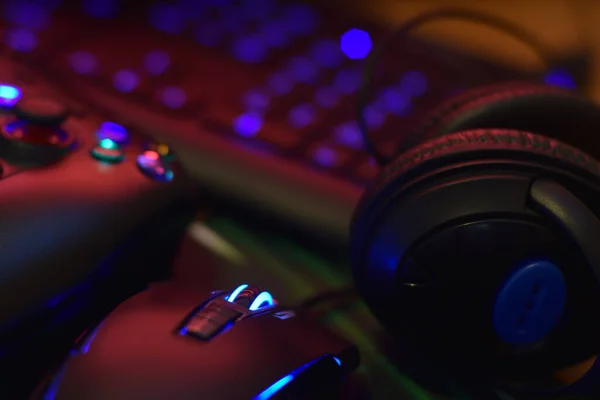 ハリコフ ウクライナ 2020年1月19日 Gameir Sビデオゲームコントローラと血のP93ゲームマウスとオフィステーブル上のA4Techキーボードとヘッドフォン — ストック写真