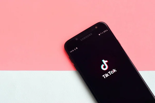 Kharkov Ukrajna Február 2020 Tiktok Alkalmazás Samsung Okostelefon Képernyőn Pasztell — Stock Fotó