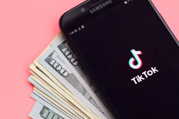 Kharkov Oekraïne Februari 2020 Tiktok Applicatie Samsung Smartphone Scherm Dollarbiljetten — Stockfoto