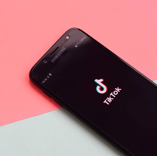 Харьков Украина Февраля 2020 Года Приложение Tiktok Экране Смартфона Samsung — стоковое фото