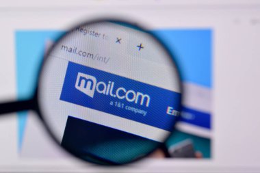 Ny, Usa - 29 Şubat 2020: Pc, url - mail.com 'da posta com web sitesinin ana sayfası.