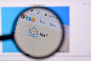 Ny, Usa - 29 Şubat 2020: Pc, url - www.zoho.com 'da Zoho posta web sitesinin ana sayfası.
