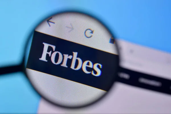 Ny, Usa - 29 Şubat 2020: Forbes web sitesinin Pc, url - forbes.com sayfası.