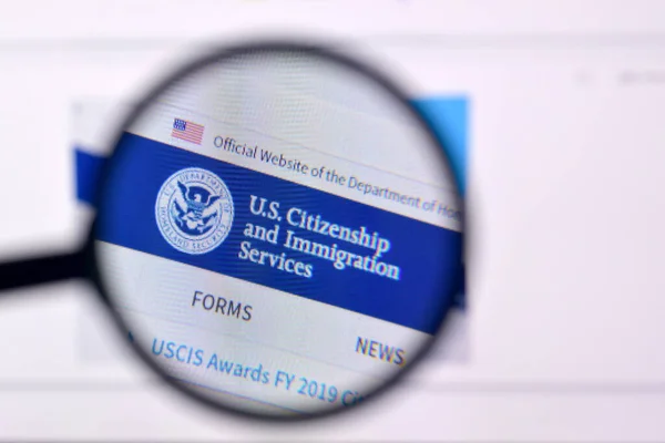 Ny, Usa - 29 Şubat 2020: uscis web sitesinin Pc, url - uscis.gov sayfası.
