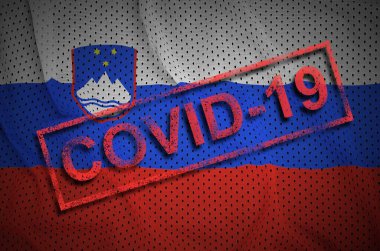 Slovenya bayrağı ve kırmızı Covid-19 damgası. Coronavirus 2019-ncov salgını kavramı