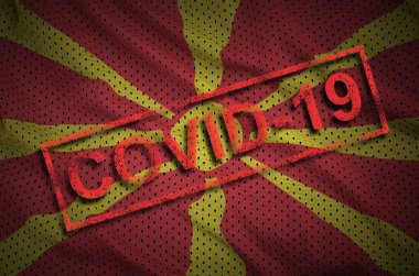 Makedonya bayrağı ve kırmızı Covid-19 damgası. Coronavirus 2019-ncov salgını kavramı
