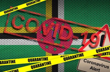 Dominica bayrağı ve Covid-19 kırmızı damgalı sarı bant karantinaya alındı. Coronavirus veya 2019-ncov virüs konsepti