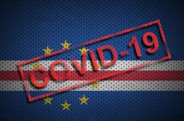 Cabo Verde bayrağı ve kırmızı Covid-19 damgası. Coronavirus 2019-ncov salgını kavramı