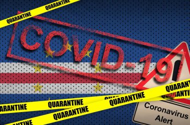 Cabo Verde bayrağı ve Covid-19 kırmızı damgalı sarı bandı karantina altına aldı. Coronavirus veya 2019-ncov virüs konsepti