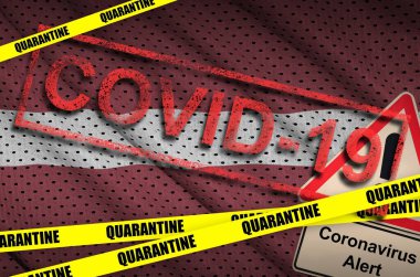 Letonya bayrağı ve kırmızı damgalı Covid-19 sarı bandı karantinaya alın. Coronavirus veya 2019-nCov virüs kavramı