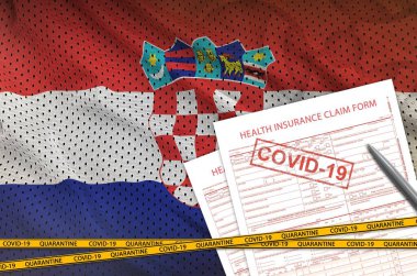 Hırvatistan bayrağı ve sağlık sigortası belgesinde covid-19 damgası var. Coronavirus veya salgın 2019-nCov virüs konsepti