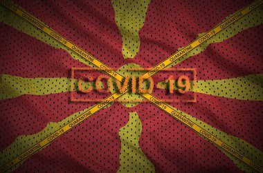 Makedonya bayrağı ve turuncu karantina sınır bandı haçlı Covid-19 damgası. Coronavirus veya salgın 2019-nCov virüs konsepti
