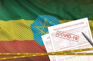 Etiyopya bayrağı ve 19 damgalı sağlık sigortası talep formu. Coronavirus veya salgın 2019-nCov virüs konsepti