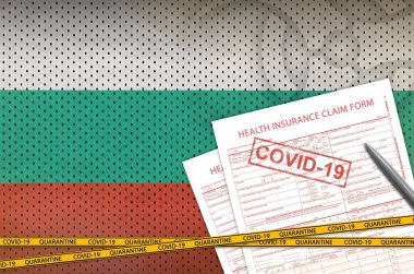 Üzerinde covid-19 damgası bulunan Bulgaristan bayrağı ve sağlık sigortası talep formu. Coronavirus veya salgın 2019-nCov virüs konsepti