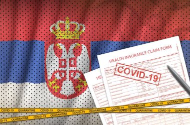 Sırbistan bayrağı ve sağlık sigortası formunda covid-19 damgası var. Coronavirus veya salgın 2019-nCov virüs konsepti