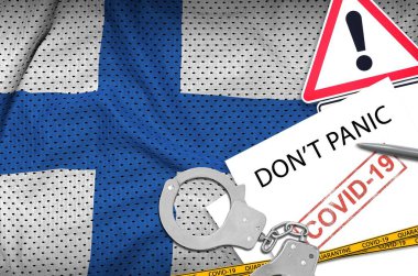 Finlandiya bayrağı ve yazılı polis kelepçeleri beyaz kağıt üzerinde panik yapmayın. Coronavirus veya salgın 2019-nCov virüs konsepti