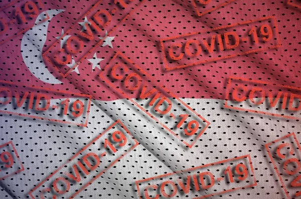 Bandeira Singapura Muitos Selos Covid Vermelhos Conceito Vírus Coronavírus Pandemia — Fotografia de Stock