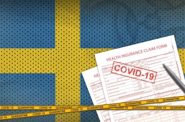 İsveç bayrağı ve 19 damgalı sağlık sigortası talep formu. Coronavirus veya salgın 2019-nCov virüs konsepti