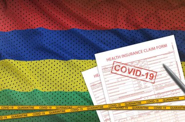 Mauritius bayrağı ve sağlık sigortası talep formu. Üzerinde de covid-19 damgası var. Coronavirus veya salgın 2019-nCov virüs konsepti
