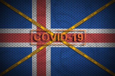 İzlanda bayrağı ve turuncu karantina sınır bandı haçlı Covid-19 damgası. Coronavirus veya salgın 2019-nCov virüs konsepti
