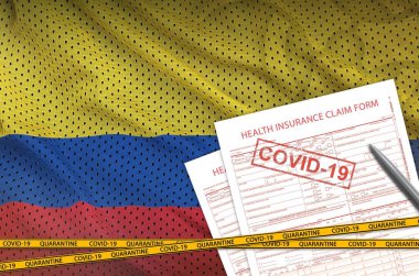Kolombiya bayrağı ve 19 damgalı sağlık sigortası talep formu. Coronavirus veya salgın 2019-nCov virüs konsepti