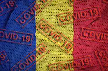 Romanya bayrağı ve birçok kırmızı Covid-19 pulu. Coronavirus veya salgın 2019-nCov virüs konsepti