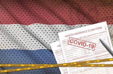 Hollanda bayrağı ve 19 damgalı sağlık sigortası talep formu. Coronavirus veya salgın 2019-nCov virüs konsepti