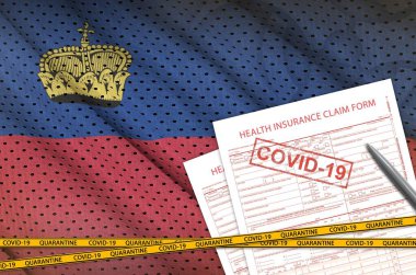 Lihtenştayn bayrağı ve 19 damgalı sağlık sigortası talep formu. Coronavirus veya salgın 2019-nCov virüs konsepti
