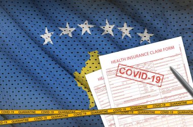 Covid-19 damgalı Kosova bayrağı ve sağlık sigortası talep formu. Coronavirus veya salgın 2019-nCov virüs konsepti