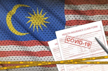 Malezya bayrağı ve 19 damgalı sağlık sigortası talep formu. Coronavirus veya salgın 2019-nCov virüs konsepti