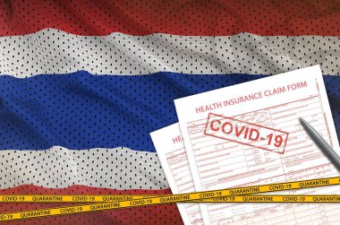 Tayland bayrağı ve 19 damgalı sağlık sigortası talep formu. Coronavirus veya salgın 2019-nCov virüs konsepti