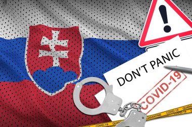 Slovakya bayrağı ve yazılı polis kelepçeleri beyaz kağıt üzerinde panik yapmayın. Coronavirus veya salgın 2019-nCov virüs konsepti