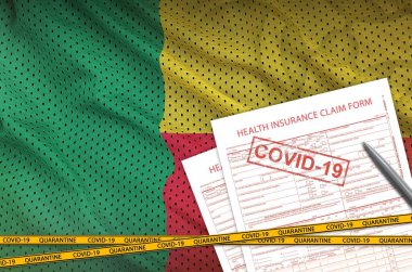 Benin bayrağı ve 19 damgalı sağlık sigortası talep formu. Coronavirus veya salgın 2019-nCov virüs konsepti