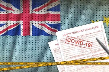 Tuvalu bayrağı ve 19 damgalı sağlık sigortası talep formu. Coronavirus veya salgın 2019-nCov virüs konsepti