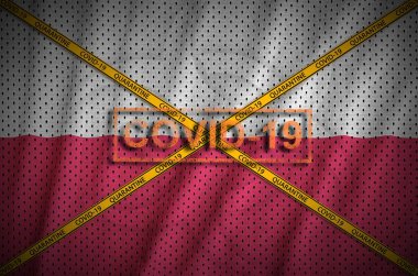 Polonya bayrağı ve Covid-19 damgalı turuncu karantina sınır bandı. Coronavirus veya salgın 2019-nCov virüs konsepti