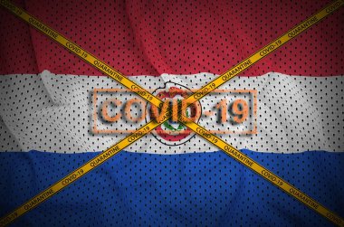 Paraguay bayrağı ve turuncu karantina sınır bandı haçlı Covid-19 damgası. Coronavirus veya salgın 2019-nCov virüs konsepti