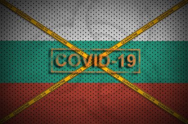 Bulgaristan bayrağı ve Covid-19 damgalı turuncu karantina sınır bandı. Coronavirus veya salgın 2019-nCov virüs konsepti