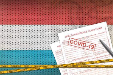 Lüksemburg bayrağı ve 19 damgalı sağlık sigortası talep formu. Coronavirus veya salgın 2019-nCov virüs konsepti