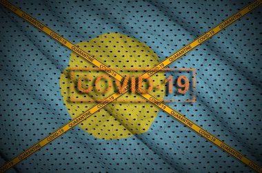 Palau bayrağı ve turuncu karantina sınır bandı haçlı Covid-19 damgası. Coronavirus veya salgın 2019-nCov virüs konsepti