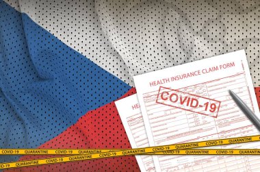Çek Cumhuriyeti bayrağı ve sağlık sigortası belgesinde covid-19 damgası var. Coronavirus veya salgın 2019-nCov virüs konsepti