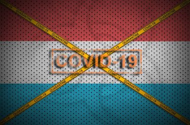 Lüksemburg bayrağı ve turuncu karantina sınır bandı haçlı Covid-19 damgası. Coronavirus veya salgın 2019-nCov virüs konsepti