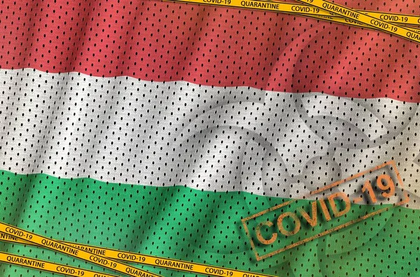 Flaga Węgier Symbol Zagrożenia Biologicznego Covid Pomarańczową Taśmą Kwarantanny Znaczkiem — Zdjęcie stockowe