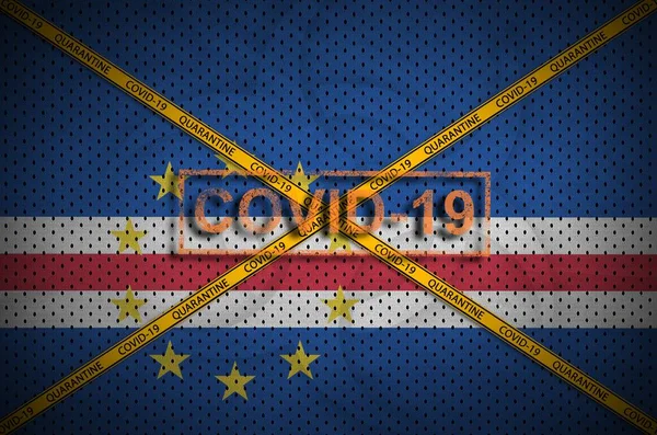 Cabo Verde bayrağı ve turuncu karantina sınır bandı haçlı Covid-19 damgası. Coronavirus veya salgın 2019-nCov virüs konsepti