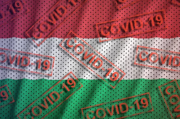Флаг Венгрии Много Красных Марок Ковид Коронавирус Пандемическая Концепция Вируса — стоковое фото